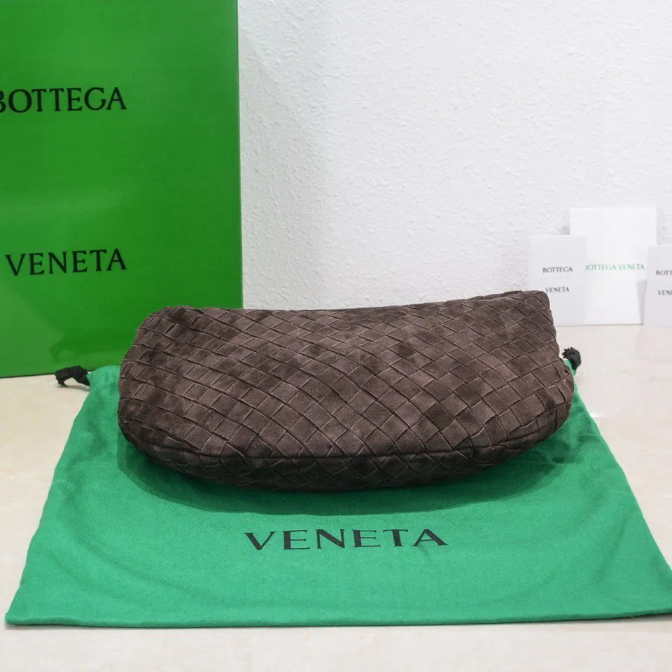 Batch 1460 JODIE Sheep Suede Medium size comes out of Huo~ It is much more practical than small size. The shape is still fashionable and good-looking. Made of classic Yangjin weaving. The iconic weaving has always been the most proud design of BV. The soft shape is super suitable for concave shape~ Not only the size has been changed, the quality details are also more refined. The version is more round and Q. The medium size has more styles. It is not only practical and can hold everything, but also can carry Jodie's fashionable concave shape. It’s really both practical and fashionable. It’s awesome! Size: 36x21x13, model: 6697# frosted leather